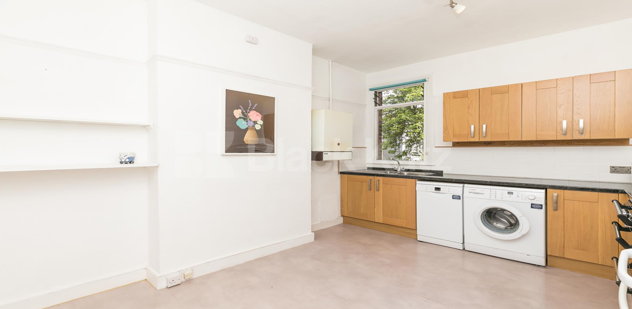 Modern and stylish bathroom 2 Bedroom Flat in Goodwyns Vale N10